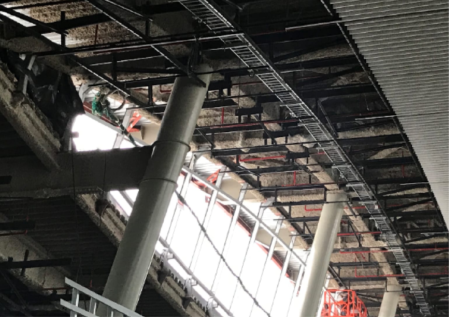 Estructura de acero con mortero ignífugo en un edificio en obra