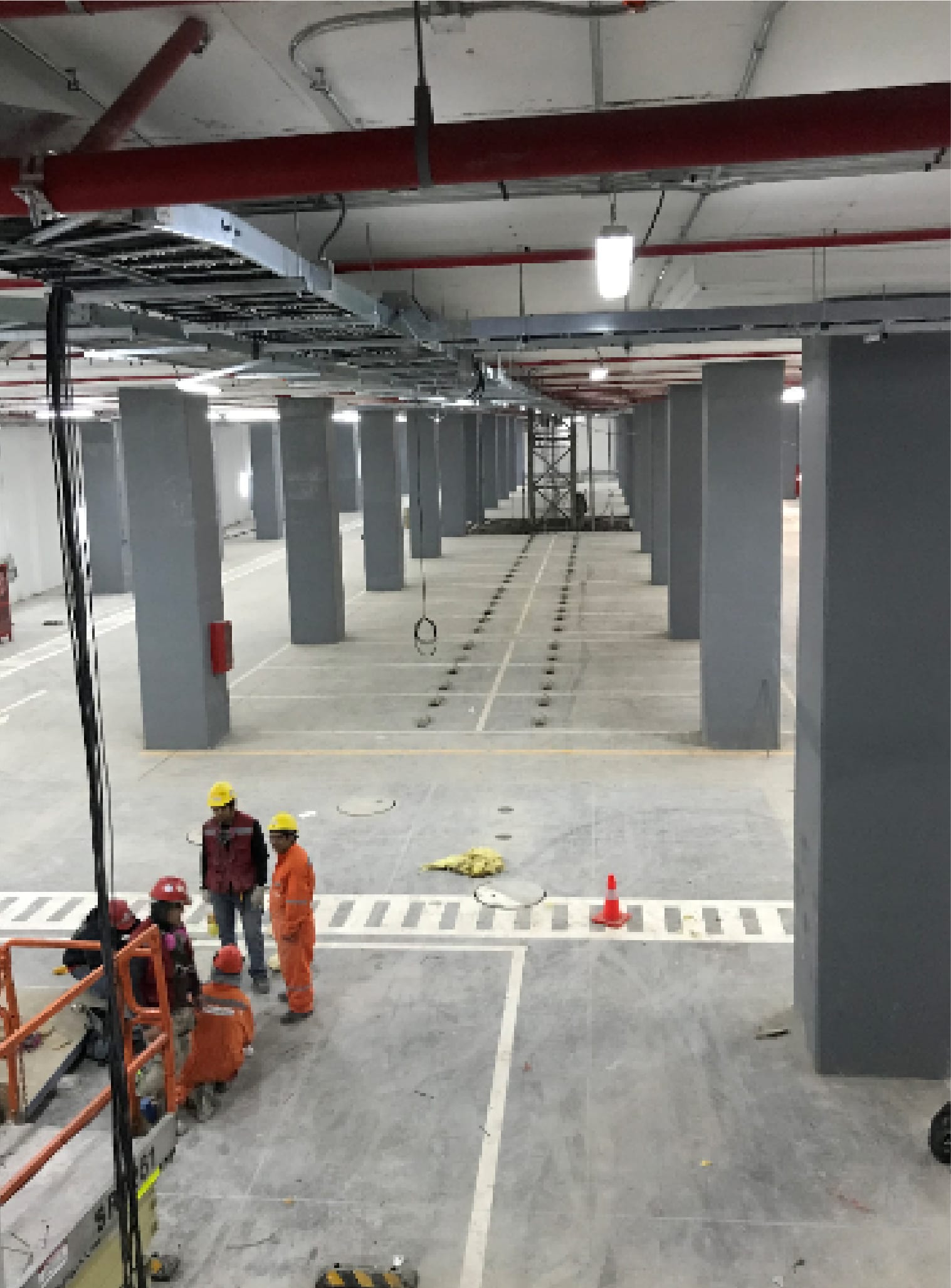 Estacionamiento en obra con pilares protegidos con mortero ignífugo