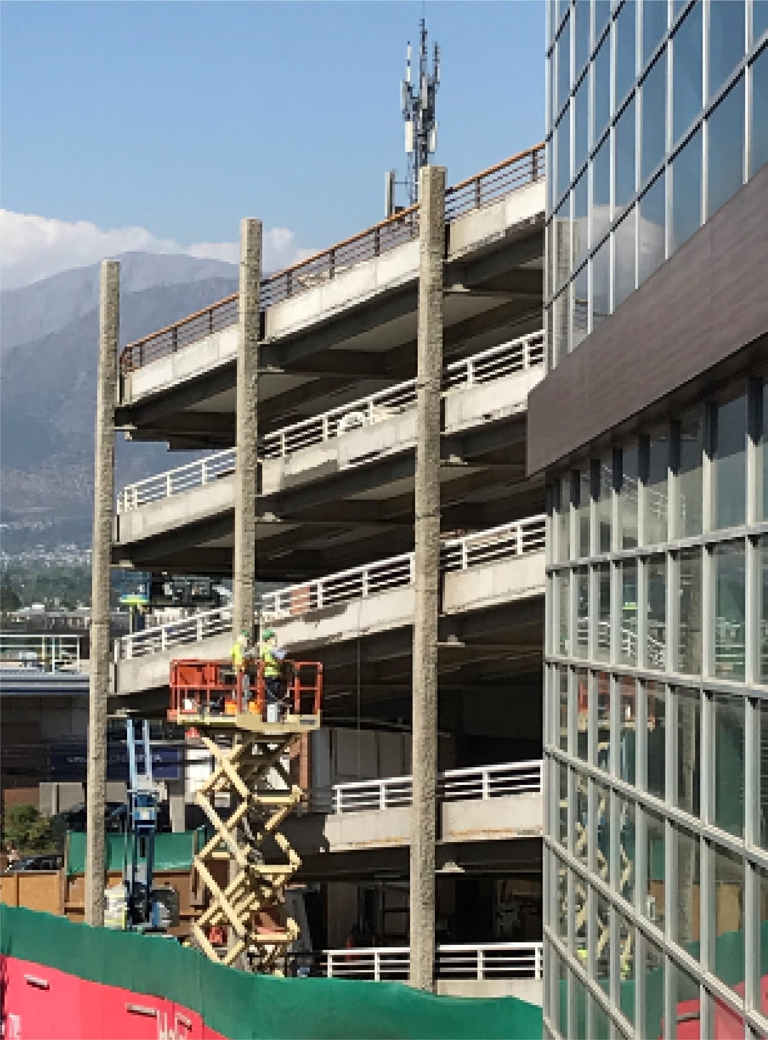 Edificio en construcción con estructura protegida contra el fuego