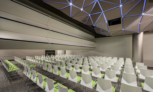 Auditorio con tabiques móviles de alto rendimiento acústico
