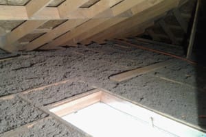 Ático aislado con celulosa proyectada