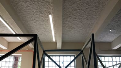 Techo industrial con celulosa proyectada a la vista