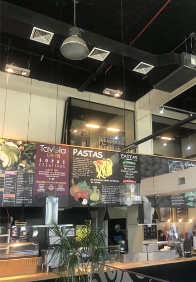 Restaurante con cielo de celulosa proyectada a la vista